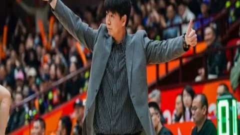 足球盛宴12年终章：莱万9分钟独中5球神话重现，国足叙战绝平瞬间再燃激情！